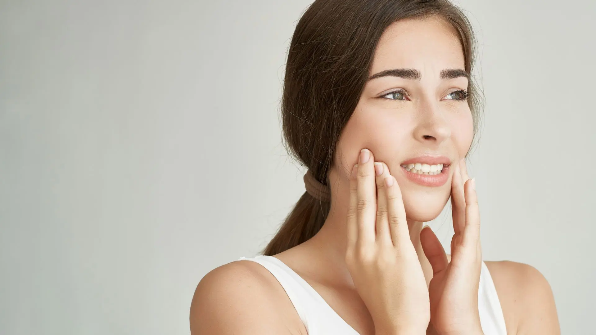 Burning mouth syndrome symptoms affecting the tongue and mouth", orofacial pain treatment available at Daia Orthodontics.