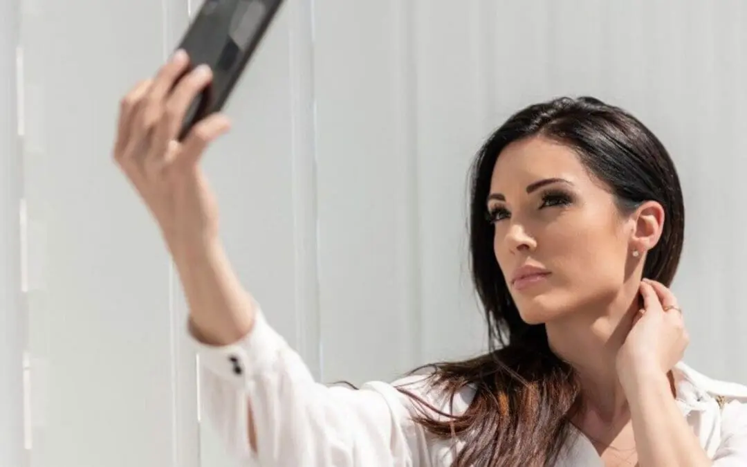 Mewing Debunked: The Pseudoscience Behind the Viral Jawline Trend