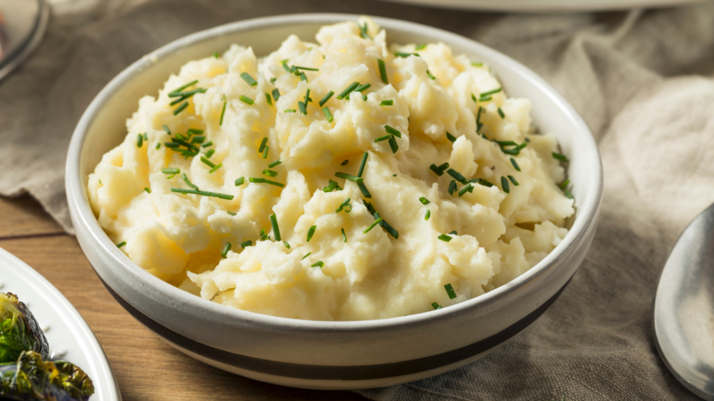 bowl of mashed potatoes 